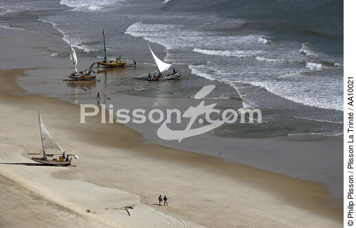 Jangadas sur le sable brésilien. - © Philip Plisson / Plisson La Trinité / AA10021 - Nos reportages photos - Homme