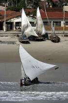 Jangadas sur la plage. © Philip Plisson / Plisson La Trinité / AA10025 - Nos reportages photos - Jangada