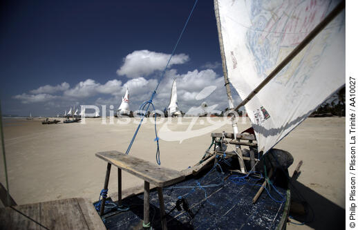 Jangada sur la plage. - © Philip Plisson / Plisson La Trinité / AA10027 - Nos reportages photos - Jangadas do Brazil