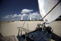 Jangada sur la plage. © Philip Plisson / Plisson La Trinité / AA10027 - Nos reportages photos - Jangada
