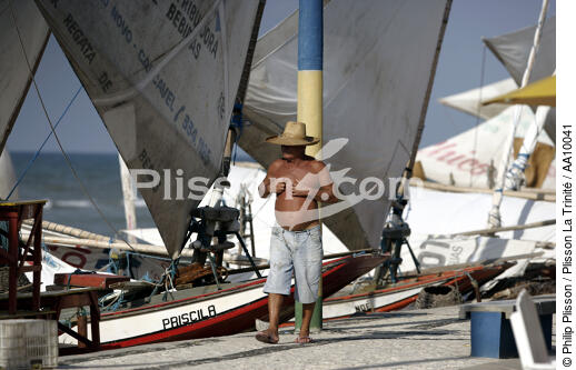 Fisherman on a Brazilian beach. - © Philip Plisson / Plisson La Trinité / AA10041 - Photo Galleries - Tradition