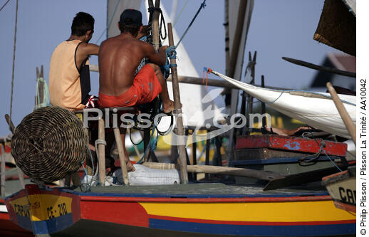 Pêcheurs sur leur Jangada. - © Philip Plisson / Plisson La Trinité / AA10042 - Nos reportages photos - Homme