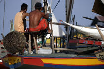 Pêcheurs sur leur Jangada. © Philip Plisson / Plisson La Trinité / AA10042 - Nos reportages photos - Homme