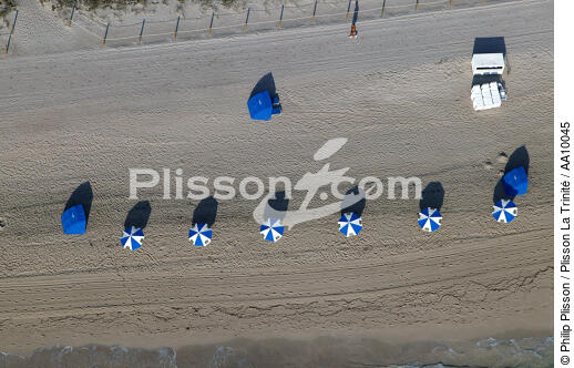  - © Philip Plisson / Plisson La Trinité / AA10045 - Photo Galleries - Parasol