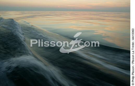 Mer d'huile - © Philip Plisson / Plisson La Trinité / AA10060 - Nos reportages photos - Sillage