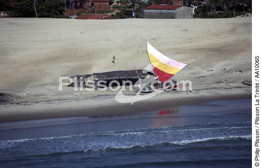 Jangadas sur la côte brésilienne. - © Philip Plisson / Plisson La Trinité / AA10065 - Nos reportages photos - Cabane