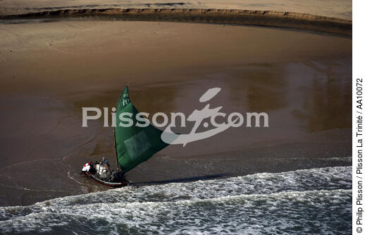 Jangada sur une plage brésilienne. - © Philip Plisson / Plisson La Trinité / AA10072 - Nos reportages photos - Jangadas do Brazil
