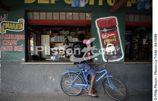 Brazilian shop in the town of Camocin. - © Philip Plisson / Plisson La Trinité / AA10086 - Photo Galleries - Shop