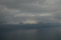 Ciel nuageux, mer calme. © Philip Plisson / Plisson La Trinité / AA10093 - Nos reportages photos - Nuage