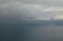 Ciel nuageux, mer calme. © Philip Plisson / Plisson La Trinité / AA10094 - Nos reportages photos - Nuage
