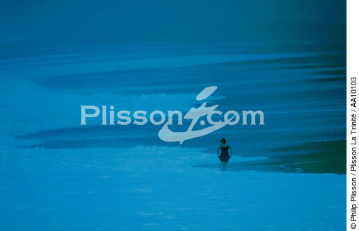 Dancer on the beach. - © Philip Plisson / Plisson La Trinité / AA10103 - Photo Galleries - Beach