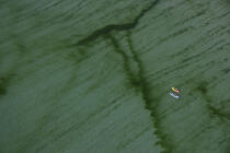 Kayac en baie de Douarnenez. © Philip Plisson / Plisson La Trinité / AA10115 - Nos reportages photos - Sport nautique