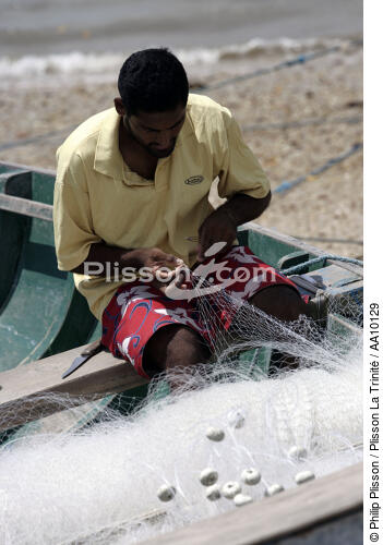 Pêcheur brésilien réparant son filet de pêche. - © Philip Plisson / Plisson La Trinité / AA10129 - Nos reportages photos - Portrait