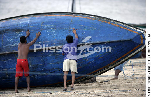 Canoa sur une plage de Camocin. - © Philip Plisson / Plisson La Trinité / AA10137 - Nos reportages photos - Camocin