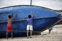 Canoa sur une plage de Camocin. © Philip Plisson / Plisson La Trinité / AA10137 - Nos reportages photos - Brésil