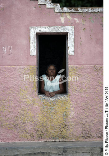 Femme brésilienne à sa fenêtre dans une rue de Camocin. - © Philip Plisson / Plisson La Trinité / AA10139 - Nos reportages photos - Portrait