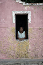 Femme brésilienne à sa fenêtre dans une rue de Camocin. © Philip Plisson / Plisson La Trinité / AA10139 - Nos reportages photos - Portrait