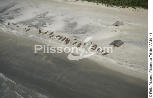 Bateaux sur la côte brésilienne. - © Philip Plisson / Plisson La Trinité / AA10141 - Nos reportages photos - Cabane