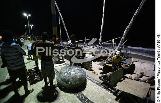 Retour de pêche à Caponga. - © Philip Plisson / Plisson La Trinité / AA10148 - Nos reportages photos - Poisson