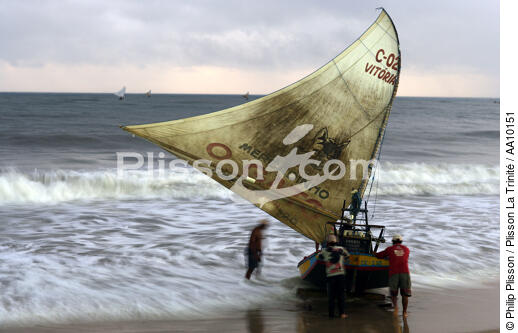 Jangada on a beach of Caponga. - © Philip Plisson / Plisson La Trinité / AA10151 - Photo Galleries - Brazil