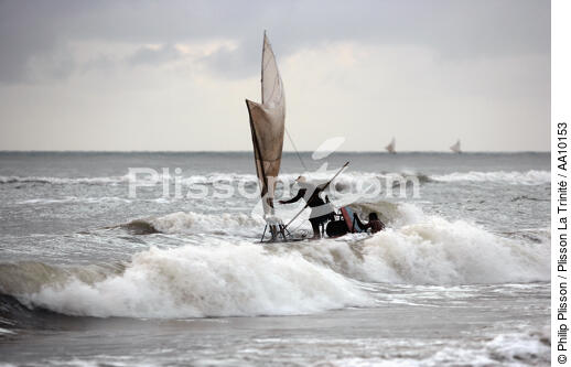 Pêcheurs dans les vagues sur une plage de Caponga. - © Philip Plisson / Plisson La Trinité / AA10153 - Nos reportages photos - Brésil
