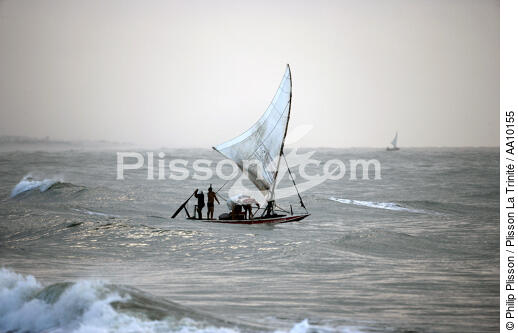Departure for fishing in Caponga. - © Philip Plisson / Plisson La Trinité / AA10155 - Photo Galleries - Caponga