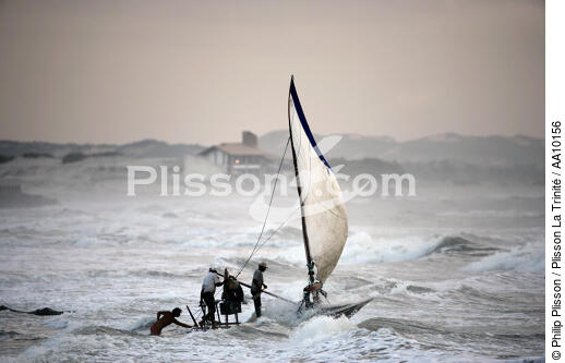 Departure for fishing in Caponga. - © Philip Plisson / Plisson La Trinité / AA10156 - Photo Galleries - Wave