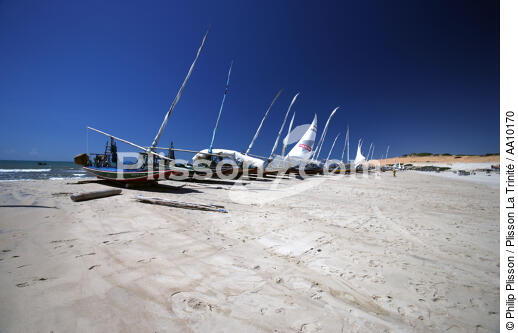 Jangadas sur une plage du Ceara. - © Philip Plisson / Plisson La Trinité / AA10170 - Nos reportages photos - Brésil