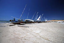 Jangadas sur une plage du Ceara. © Philip Plisson / Plisson La Trinité / AA10170 - Nos reportages photos - Brésil