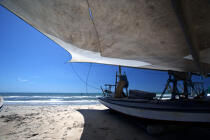 With the shade of a jangada. © Philip Plisson / Plisson La Trinité / AA10171 - Photo Galleries - Sand
