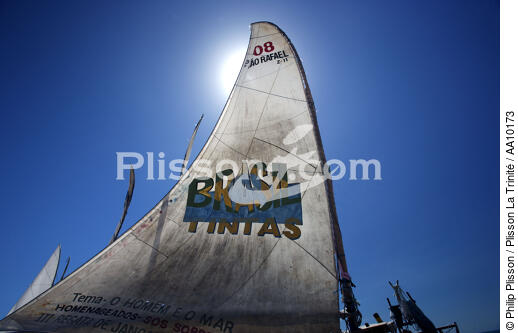 With the shade of a jangada. - © Philip Plisson / Plisson La Trinité / AA10173 - Photo Galleries - Brazil