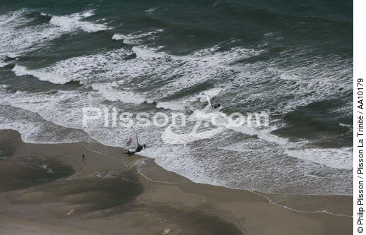 Jangadas sur une plage de Caponga. - © Philip Plisson / Plisson La Trinité / AA10179 - Nos reportages photos - Vague