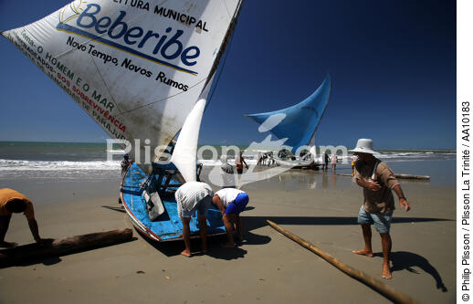 Jangadas sur une plage de Caponga. - © Philip Plisson / Plisson La Trinité / AA10183 - Nos reportages photos - Brésil