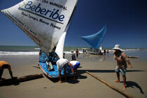 Jangadas sur une plage de Caponga. © Philip Plisson / Plisson La Trinité / AA10183 - Nos reportages photos - Etat [Brésil]