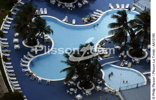 Piscine d'un grand hotel de Fortaleza. - © Philip Plisson / Plisson La Trinité / AA10190 - Nos reportages photos - Flore