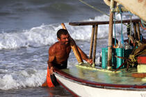 Sortie de l'eau d'une Jangada à Fortaleza. © Philip Plisson / Plisson La Trinité / AA10191 - Nos reportages photos - Ville [Ceara]
