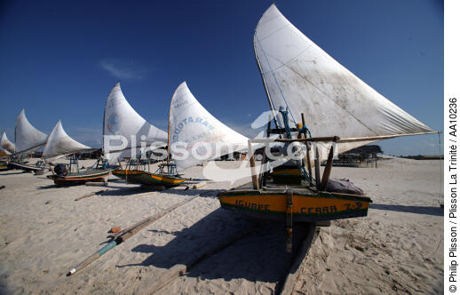 Jangadas sur le sable brésilien. - © Philip Plisson / Plisson La Trinité / AA10236 - Nos reportages photos - Nuage