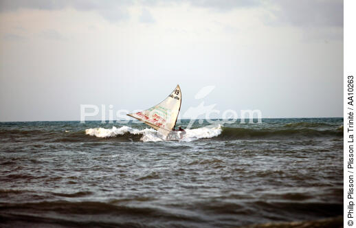 Fishing vessel in Caponga. - © Philip Plisson / Plisson La Trinité / AA10263 - Photo Galleries - Wave