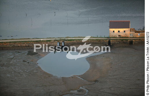 Tidal mill on the river of Crac' h, Morbihan. - © Philip Plisson / Plisson La Trinité / AA10272 - Photo Galleries - Mill