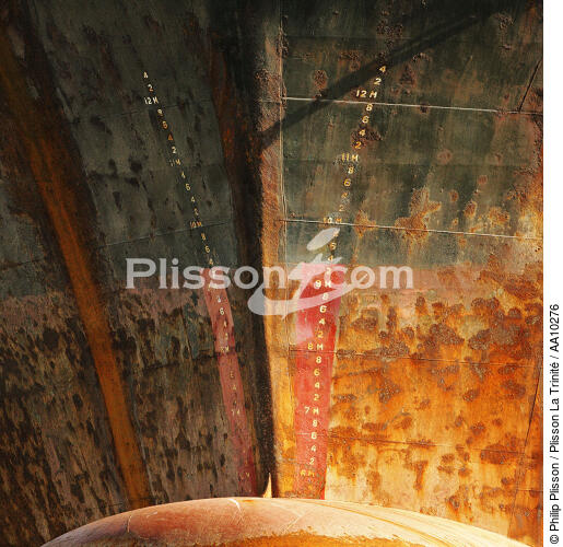 Stem of boat in the port of Pirée. - © Philip Plisson / Plisson La Trinité / AA10276 - Photo Galleries - Sea decoration