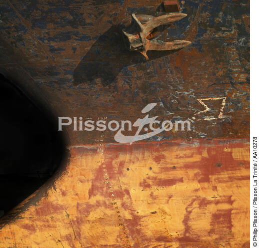 Stem of boat in the port of Pirée. - © Philip Plisson / Plisson La Trinité / AA10278 - Photo Galleries - Bow
