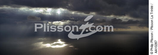Stormy light in the Mediterranean sea. - © Philip Plisson / Plisson La Trinité / AA10287 - Photo Galleries - Stormy sky