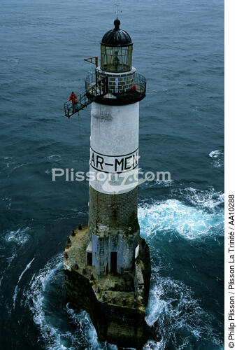 The lightouse of Ar Men and its lighthouse keeper. - © Philip Plisson / Plisson La Trinité / AA10288 - Photo Galleries - Wave