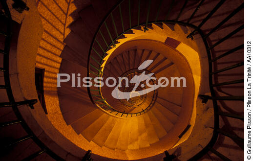 Escalier du phare de Sein. - © Guillaume Plisson / Plisson La Trinité / AA10312 - Nos reportages photos - Escalier