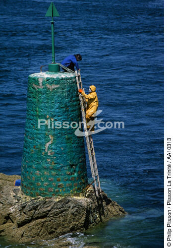 Nettoyage de balise. - © Philip Plisson / Plisson La Trinité / AA10313 - Nos reportages photos - Balise