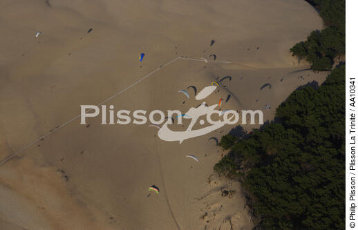 Paragliders on the Dune of Pilat. - © Philip Plisson / Plisson La Trinité / AA10341 - Photo Galleries - Dune