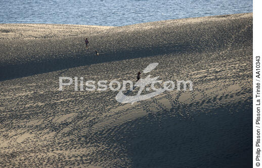 Promenade sur la Dune du Pilat. - © Philip Plisson / Plisson La Trinité / AA10343 - Nos reportages photos - Sable