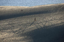 Walk on the Pilat Dune. © Philip Plisson / Plisson La Trinité / AA10343 - Photo Galleries - Sand