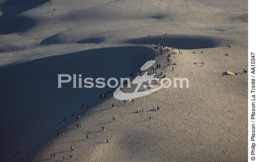 Promenade sur la Dune du Pilat. - © Philip Plisson / Plisson La Trinité / AA10347 - Nos reportages photos - Dune