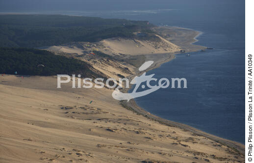 Parapentes sur la Dune du Pilat. - © Philip Plisson / Plisson La Trinité / AA10349 - Nos reportages photos - Dune